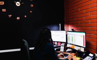 Technische Beratung am Arbeitsplatz bei Haug Electronic